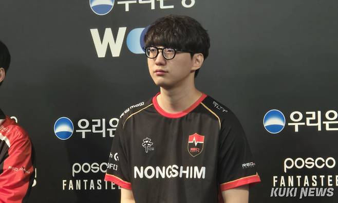 박승진 농심 레드포스 감독이 7일 오후 3시 서울 종로구 롤파크 LCK 아레나에서 열린 ‘2025 LCK’ 플레이-인 최종전 디플러스 기아와 경기가 끝난 뒤 인터뷰에 임하고 있다. 김영건 기자