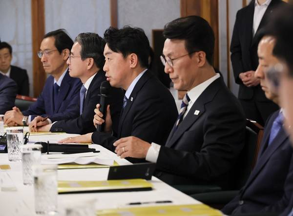 강훈식 대통령 비서실장이 7일 서울 종로구 총리공관에서 열린 고위당정협의회에서 발언하고 있다. 연합뉴스