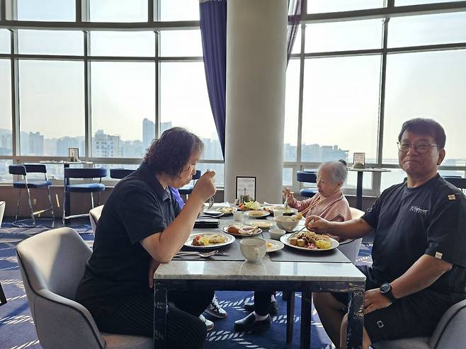 이태조 목사와 그 가족이 지난 5월말 부산 광안리에서 이랜드가 제공한 사회공헌자 여행을 즐기는 모습. 이 목사 제공