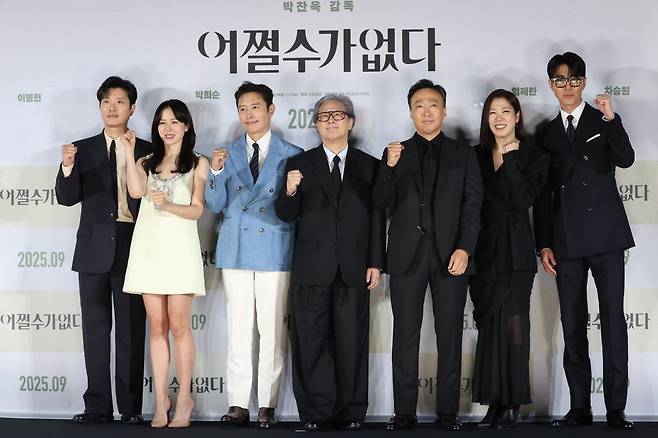 19일 서울 용산구 CGV 용산아이파크몰에서 열린 영화 '어쩔수가없다' 제작보고회에서 감독과 배우들이 포즈를 취하고 있다. 왼쪽부터 박희순, 손예진, 이병헌, 박찬욱 감독, 이성민, 염혜란, 차승원.  연합뉴스