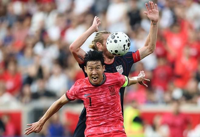 6일(현지시간) 미국 뉴저지주 해리슨 스포츠일러스트레이티드 스타디움에서 열린 한국 대 미국 친선경기에서 한국 손흥민이 볼 다툼을 하고 있다. 연합뉴스