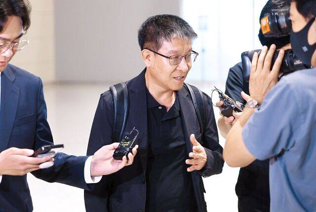 김기수 LG에너지솔루션 최고인사책임자(CHO)가 미국 조지아주 현대차그룹·LG에너지솔루션 합작 배터리 공장에서 발생한 직원 300여명 구금 사태 관련 현지 대응을 위해 7일 인천국제공항으로 출국하면서 취재진 질문에 답하고 있다. 연합뉴스