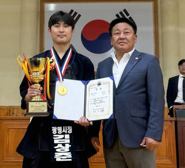 7일 열린 ‘제22회 추계실업검도대회’ 통합 개인전서 우승을 차지한 광명시청 김상준(왼쪽)과 정병구 감독. 광명시청 제공