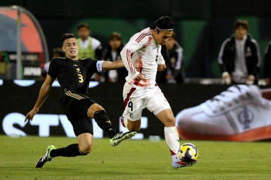 우에다 아야세의 돌파를 반칙으로 저지하는 세사르 몬테스. 사진[AFP=연합뉴스]