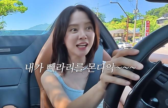 유튜브 ‘지편한 세상’에서 페라리 차량을 운전하는 송지효 [사진출처=유튜브 영상 캡처]