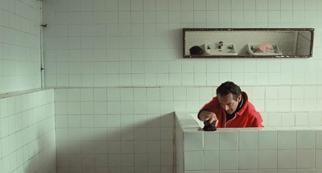 욕실 청소에 직접 참여하는 클러프. 영국 최고의 구단을 상대하게 된 만큼, 그들에게 최고의 경험을 선사하고 싶은 마음이 컸다. [IMDb]