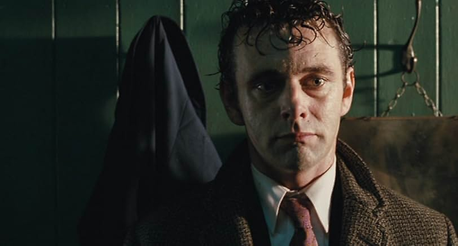 돈 레비 감독에게 모욕적인 대우를 받은 후 실망한 클러프. [IMDb]