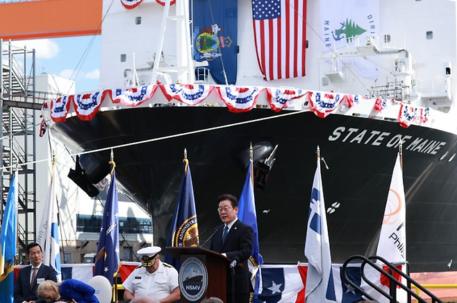 이재명 대통령이 지난달 26일(현지시각) 미국 필라델피아의 한화 필리조선소에서 미국 해양청이 발주한 국가 안보 다목적 선박(NSMV) ‘스테이트 오브 메인’의 명명식을 축하하고 있다. /사진=연합뉴스