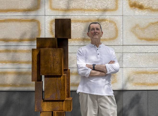 '몸틀기 IV'  옆에서 포즈를 취하는 안토니 곰리.  화이트큐브