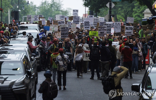 이민자 단속에 항의하는 보스턴 시민들 [사진 연합뉴스]