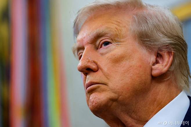 (워싱턴DC 로이터=뉴스1) 류정민 특파원 = 도널드 트럼프 미국 대통령이 2일(현지시간) 미국 워싱턴DC 백악관 집무실에서 우주사령부 본부를 콜로라도에서 앨라배마 헌츠빌로 이전할 것을 발표하는 행사에서 질문을 듣고 있다. 2025.09.02. ⓒ 로이터=뉴스1 Copyright (C) 뉴스1. All rights reserved. 무단 전재 및 재배포, AI학습 이용 금지. /사진=(워싱턴DC 로이터=뉴스1) 류정민 특파원