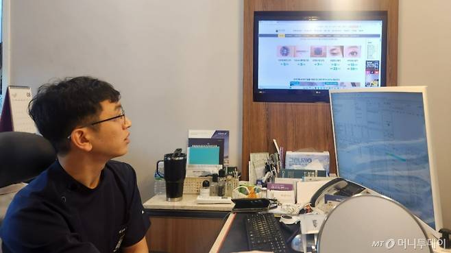 송씨가 진료실에서 문신 제거 시술에 대해 설명하는 모습. 2019년부터 송씨 병원을 거쳐간 문신 제거 환자만 1000명쯤이다. /사진=김미루 기자.