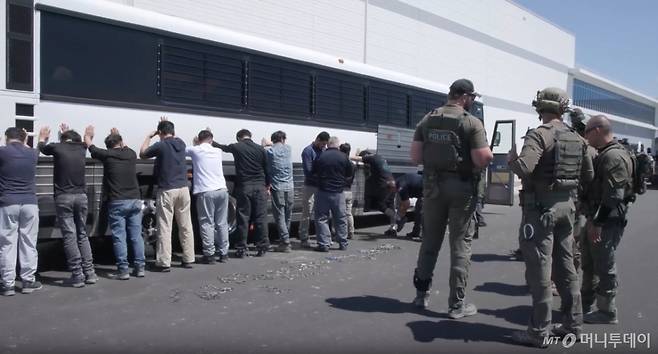 [서울=뉴시스] = 미국 이민 단속 당국이 홈페이지를 통해 지난 4일(현지시간) 조지아주 현대차그룹-LG에너지솔루션의 합작 배터리 공장 건설현장에서 벌인 불법체류·고용 단속 현장 영상을 홈페이지를 통해 공개했다. (사진= ICE 홈페이지 영상 캡쳐) 2025.09.06.