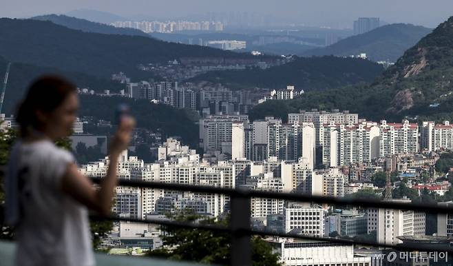 [서울=뉴시스] 정병혁 기자 = 20일 서울 중구 남산에서 서울시내 아파트가 보이고 있다.  김윤덕 국토교통부 장관이 주택 공급대책 발표 시기에 대해 "빠르면 8월 안에 하는 것이 원칙"이라면서도 9월초로 연기될 가능성을 열어뒀다. 준비 중인 주택 공급대책의 방향에 대해서는 "큰 틀에서는 3기 신도시를 속도감 있게, 짜임새 있게 하는 것이 중요하고 수도권 유휴부지 공급 핵심은 신뢰도와 정책 관철 의지"라면서 "주요 수단들을 이용해 수도권 내 양질의 주택을 공급하겠다는 틀로 준비 중"이라고 밝혔다.  2025.08.20. jhope@newsis.com /사진=정병혁