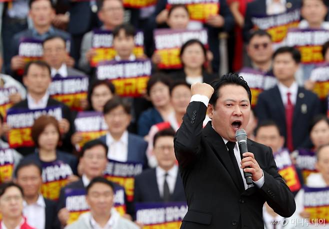 [서울=뉴시스] 김명년 기자 = 장동혁 국민의힘 대표가 4일 오전 서울 여의도 국회 본청 앞 계단에서 열린 '야당말살 정치탄압 특검수사 규탄대회'에서 연설을 하고 있다. 2025.09.04. kmn@newsis.com /사진=김명년