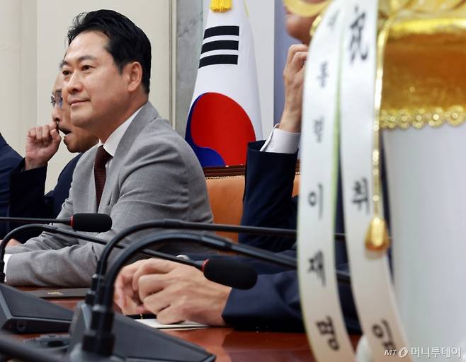 [서울=뉴시스] 김금보 기자 = 장동혁 국민의힘 대표가 27일 서울 여의도 국회에서 취임 축하 예방을 온 우상호 정무수석과 회의장에 앉아 있다. 회의장에 이재명 대통령이 우 수석을 통해 보낸 취임 축하난이 놓여 있다. 2025.08.27. kgb@newsis.com /사진=김금보