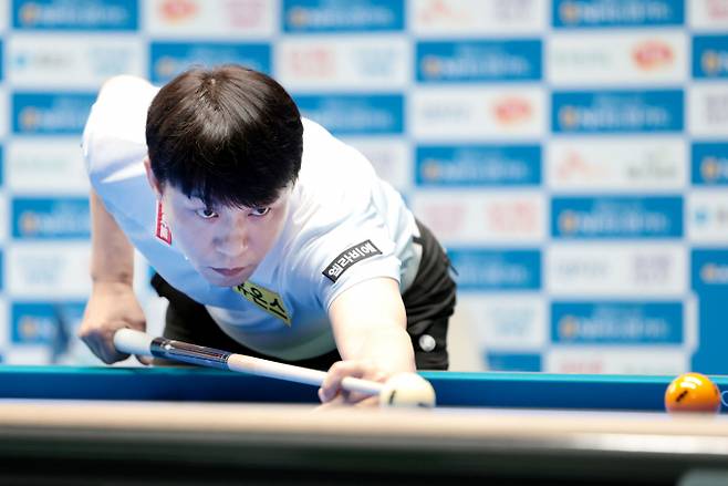 최성원 등 4명의 선수가 PBA 4차 투어 준결승 진출에 성공했다. 사진은 7일 경기 고양킨텍스 PBA스타디움에서 열린 2025-26시즌 4차 투어 SY 베리테옴므 PBA-LPBA 챔피언십 PBA 8강 경기에 나선 휴온스 최성원의 모습. /사진=프로당구협회(PBA) 제공