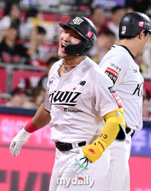 KT 안현민이 투런 홈런을 친 뒤 기뻐하고 있다 / 수원 = 유진형 기자 zolong@mydaily.co.kr