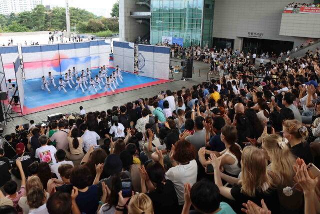 국기원 시범공연에 관객들이 환호하고 있다. /국기원 제공