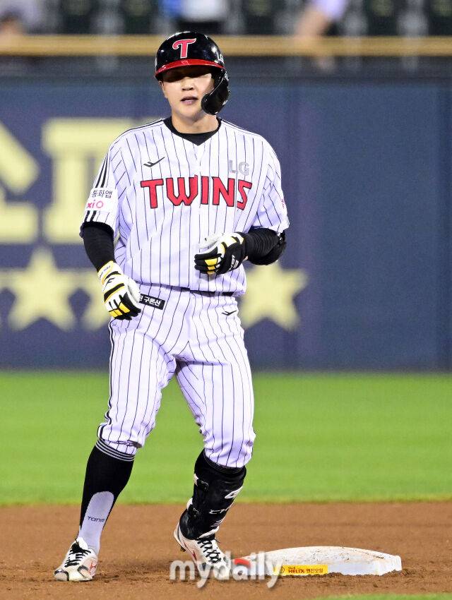 2025년 9월 2일 오후 서울 잠실구장에서 열린 '2025 신한 SOL뱅크 KBO 리그' 롯데 자이언츠와 LG 트윈스의 경기. LG 최원영이 7회말 1사 후 2루타를 친 뒤 기뻐하고 있다./마이데일리