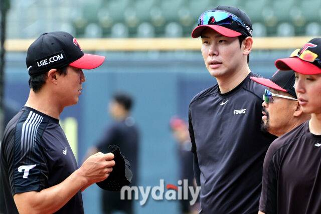 7일 오후 서울 잠실야구장에서 진행된 '2025 신한 SOL뱅크 KBO 리그' SSG-LG의 경기. 경기 전 LG 홍창기가 코치진과 이야기를 나누고 있다./잠실 = 곽경훈 기자