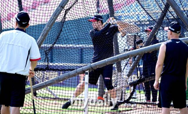 2025년 8월 30일 오후 서울 잠실구장에서 열린 '2025 신한 SOL뱅크 KBO 리그' 키움 히어로즈와 LG 트윈스의 경기가 열렸다. 부상에서 복귀한 LG 홍창기가 타격 훈련을 하고 있다. 홍창기는 지난 5월13일 잠실 키움전에서 파울 타구를 잡으려다 1루수와 충돌, 왼쪽 무릎 내측 측부인대 파열 진단을 받고 수술대에 올랐고 재활 수 복귀했다./마이데일리