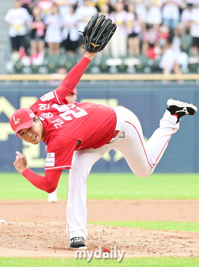 7일 오후 서울 잠실야구장에서 진행된 '2025 신한 SOL뱅크 KBO 리그' SSG-LG의 경기. SSG 선발 김광현이 역투를 펼치고 있다./잠실 = 곽경훈 기자