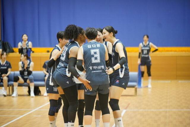 한국도로공사가 7일 도레이 아레나에서 도레이 애로우즈와 두 번째 친선경기를 펼쳤다./한국도로공사