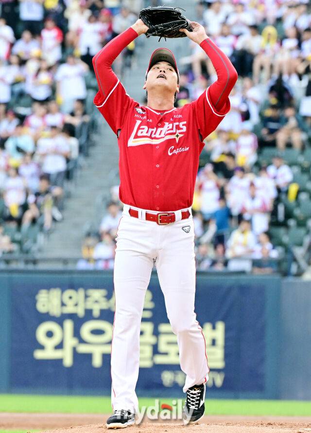 7일 오후 서울 잠실야구장에서 진행된 '2025 신한 SOL뱅크 KBO 리그' SSG-LG의 경기. SSG 선발 김광현이 3회말 1사 박해민을 상대로 2000탈삼진을 기록한 뒤 세리머니를 펼치고 있다./잠실 = 곽경훈 기자