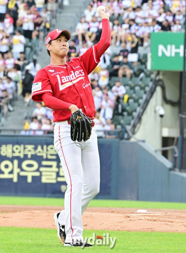 7일 오후 서울 잠실야구장에서 진행된 '2025 신한 SOL뱅크 KBO 리그' SSG-LG의 경기. SSG 선발 김광현이 3회말 1사 박해민을 상대로 2000탈삼진을 기록한 뒤 기념구를 벤치에게 전달하고 있다./잠실 = 곽경훈 기자