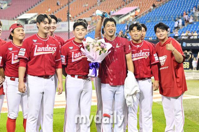 7일 오후 서울 잠실야구장에서 진행된 '2025 신한 SOL뱅크 KBO 리그' SSG-LG의 경기. SSG 선발 김광현이 LG를 상대로 2,000탈삼진과 승리를 기록한 뒤 동료들의 축하 물세례를 받고 있다./잠실 = 곽경훈 기자