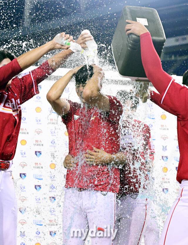 7일 오후 서울 잠실야구장에서 진행된 '2025 신한 SOL뱅크 KBO 리그' SSG-LG의 경기. SSG 선발 김광현이 LG를 상대로 2,000탈삼진과 승리를 기록한 뒤 동료들의 축하 물세례를 받고 있다./잠실 = 곽경훈 기자