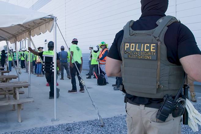 미국 이민 단속 당국이 홈페이지를 통해 지난 4일(현지시간) 조지아주 현대차그룹-LG에너지솔루션의 합작 배터리 공장 건설현장에서 벌인 불법체류·고용 단속 현장 사진을 홈페이지를 통해 공개했다. [ICE, 연합]