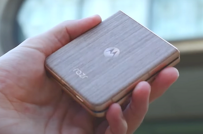 모토로라의 폴더블폰 ‘레이저 60 울트라’ [유튜브 채널 ‘Ulmer Washington’ 캡처]