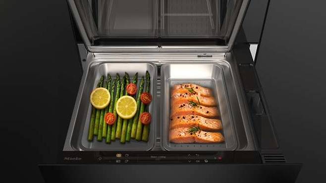 [베를린=뉴시스]밀레는 IFA 2025에서 높이 14㎝의 세계 최초 스팀 드로어를 선보였다. 이 제품은 서랍의 높이가 낮고 좁은 주방에 활용할 수 있게 서랍 형태로 만들어졌다. (사진=밀레 제공) photo@newsis.com *재판매 및 DB 금지