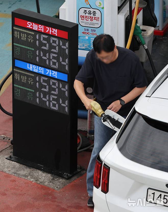 [서울=뉴시스] 황준선 기자 = 7일 서울 서초구 만남의광장 주유소에서 시민들이 주유를 하고 있다. 지난 5일 한국석유공사 유가정보시스템 오피넷에 따르면 9월 첫째 주(8월31~4일) 전국 주유소 휘발유 판매가는 리터(ℓ)당 1660.4원으로, 직전 주 대비 1.8원 내려 4주 연속 하락세를 보였다. 경유 판매가는 리터당 1530.8원으로, 직전 주보다 1.9원 내린 가격에 판매됐다. 2025.09.07. hwang@newsis.com