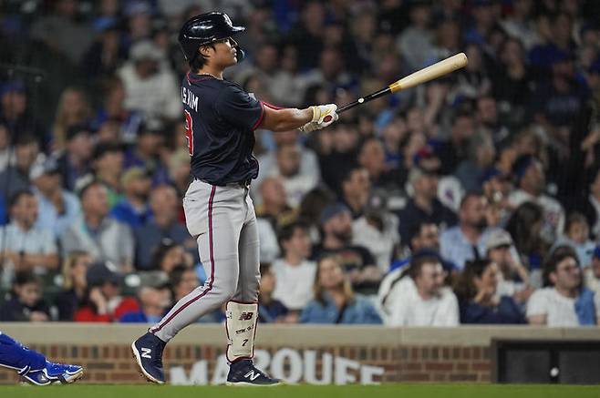 [시카고=AP/뉴시스] 애틀랜타 브레이브스의 김하성이 3일(현지 시간) 미 일리노이주 시카고의 리글리 필드에서 열린 2025 메이저리그 시카고 컵스와 경기 7회 초 3점 홈런을 치고 있다.  2025.09.04.