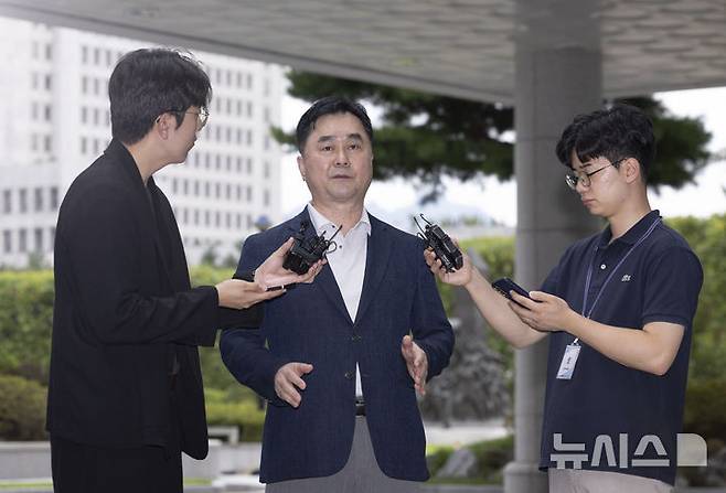 [서울=뉴시스] 김근수 기자 = 김종민 무소속 의원이 7일 서울 서초구 서울고등법원에 마련된 내란 특검팀 (특별검사 조은석) 사무실에 참고인 자격으로 출석 전 취재진 질문에 답하고 있다. 2025.09.07. ks@newsis.com