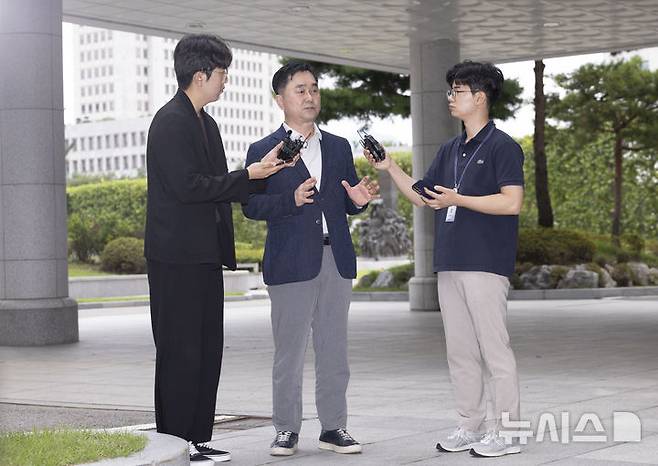 [서울=뉴시스] 김근수 기자 = 김종민 무소속 의원이 7일 서울 서초구 서울고등법원에 마련된 내란 특검팀 (특별검사 조은석) 사무실에 참고인 자격으로 출석하고 있다. 2025.09.07. ks@newsis.com