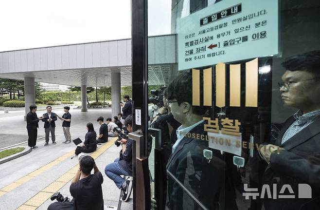 [서울=뉴시스] 김근수 기자 = 김종민 무소속 의원이 7일 서울 서초구 서울고등법원에 마련된 내란 특검팀 (특별검사 조은석) 사무실에 참고인 자격으로 출석 전 취재진 질문에 답하고 있다. 2025.09.07. ks@newsis.com