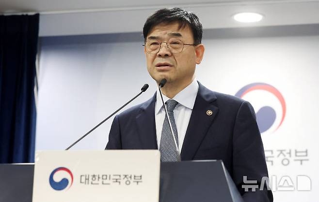 [서울=뉴시스] 추상철 기자 = 이상경 국토교통부 제1차관이 21일 오후 서울 종로구 정부서울청사에서 외국인 토지거래허가구역 지정 관련 브리핑을 하고 있다. 2025.08.21. scchoo@newsis.com