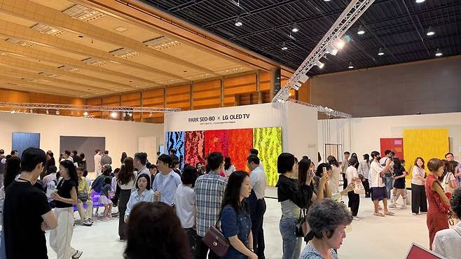 [사진=박현주 미술전문기자]  LG전자가 마련한 프리즈 서울 특별전 ‘PARK SEO-BO X LG OLED TV: 자연에서 빌려온 色’은 행사 내내 인파로 넘쳤다. *재판매 및 DB 금지
