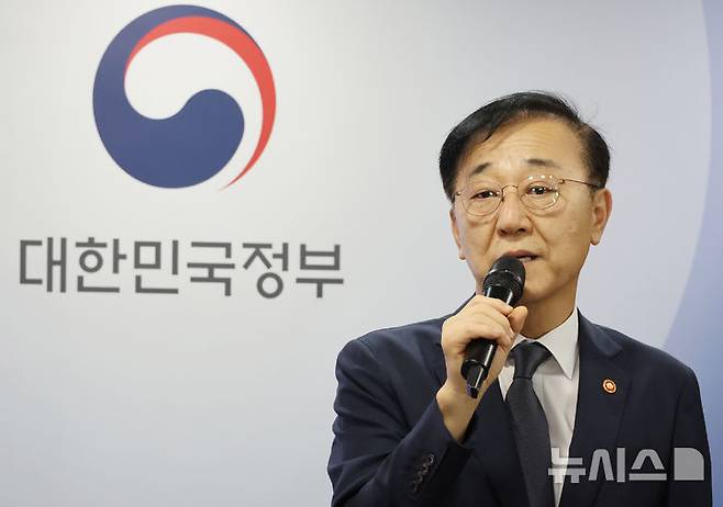 [서울=뉴시스] 김명원 기자 = 김윤덕 국토교통부 장관이 7일 서울 종로구 정부서울청사에서 주택공급 확대방안 브리핑을 하고 있다. 2025.09.07. kmx1105@newsis.com