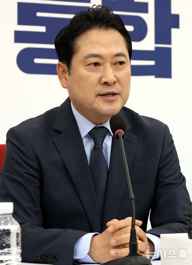 [서울=뉴시스] 조성봉 기자 = 장동혁 국민의힘 대표가 7일 오후 서울 여의도 국회에서 미국 이민 당국의 한국 기업 직원 구금 사태 관련 대책회의를 마치고 발언을 하고 있다.  2025.09.07. suncho21@newsis.com