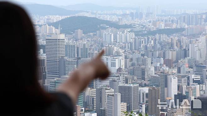 [서울=뉴시스] 홍효식 기자 = 정부가 7일 부동산관계장관회의를 통해 주택공급 확대 방안을 발표했다. 정부는 수도권 주택 공급 부족을 해소하기 위해 2030년까지 수도권에 총 135만가구 공급을 목표로 매년 신규 주택 27만가구 착공을 추진한다. 이를 위해 한국토지주택공사(LH)가 수도권 공공택지 매각을 중단하고 직접 시행에 나선다.사진은 주택공급 확대 방안을 발표한 7일 남산에서 바라본 서울 아파트 모습. 2025.09.07. yesphoto@newsis.com