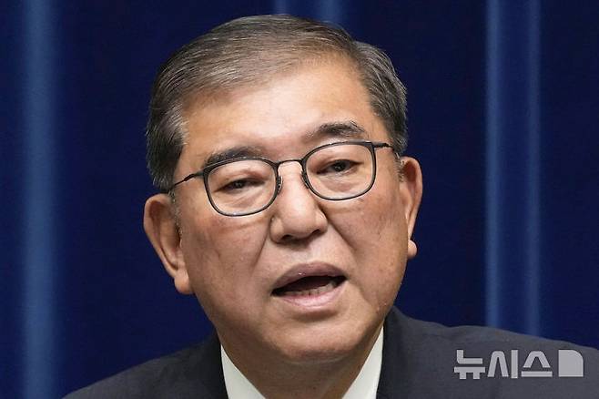 [AP/뉴시스] 일본의 이시바 시게루 총리가 7일 총리관저 긴급 기자회견에서 사임 의사를 공식 선언하고 있다