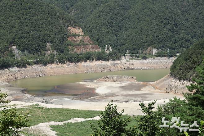 최악의 가뭄으로 바닥이 드러나고 있는 강릉 오봉저수지. 류영주 기자