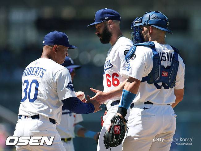 [사진] LA 다저스 데이브 로버츠 감독이 태너 스캇을 교체하고 있다. ⓒGettyimages(무단전재 및 재배포 금지)