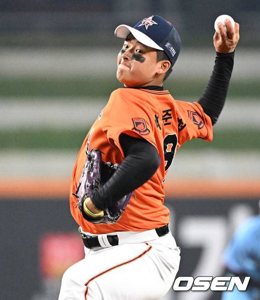 [OSEN=대전, 이대선 기자] 2일 오후 대전 한화생명볼파크에서 ‘제3회 한화이글스배 고교vs대학 올스타전’이 열렸다. 8회말 고교팀 박준현이 역투하고 있다. 2025.06.02 /sunday@osen.co.kr