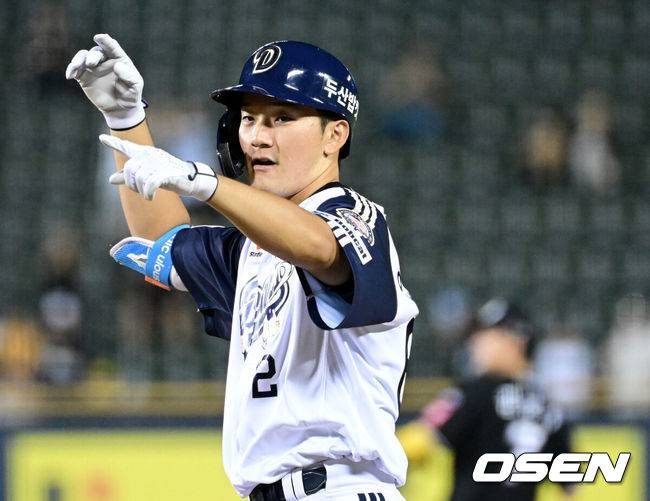 [OSEN=잠실, 최규한 기자] 22일 서울 잠실야구장에서 ‘2025 신한 SOL Bank KBO리그’ 두산 베어스와 KT 위즈의 경기가 열렸다. 홈팀 두산은 최민석, 방문팀 KT는 헤이수스를 선발로 내세웠다. 5회말 1사 1,3루 상황 두산 안재석이 동점 1타점 적시타를 날리고 1루에 안착해 기뻐하고 있다. 2025.08.22 / dreamer@osen.co.kr